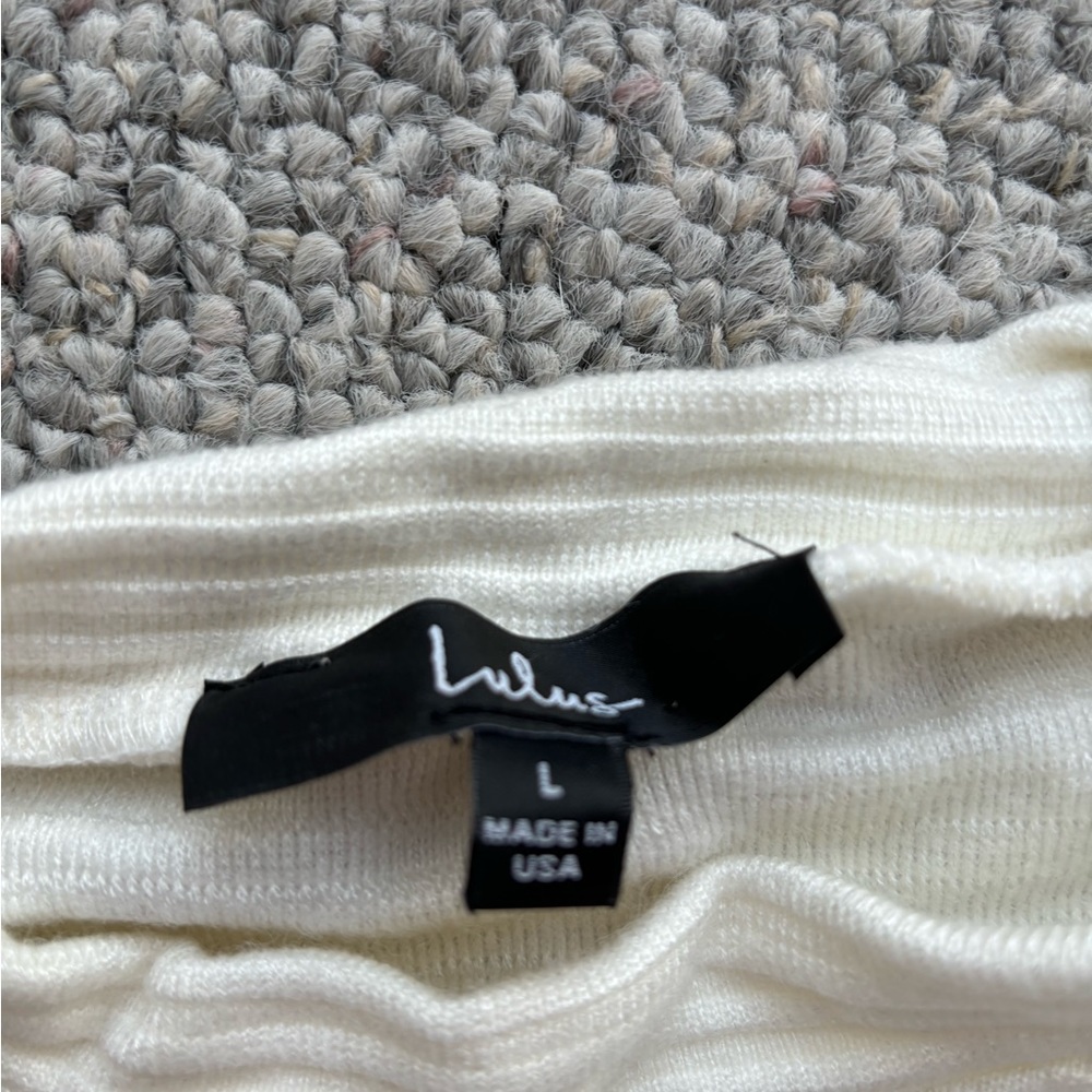 NEVER BEEN WORN lulu’s puff sleeve ribbed sweater top.
